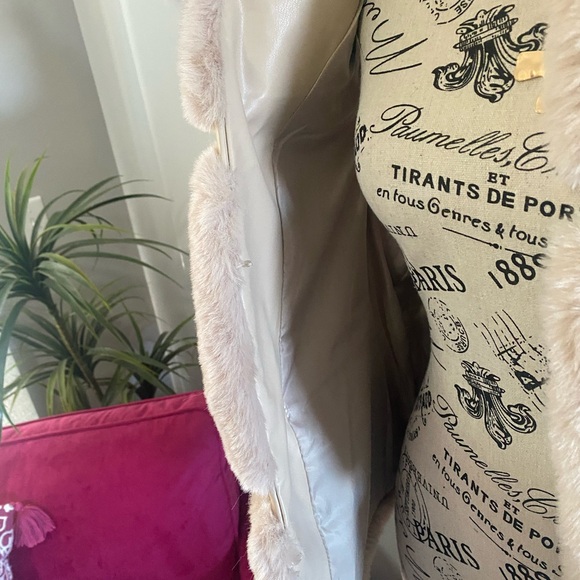 Luxurious Cream Faux Fur Women's Vest - Picture 5 of 7